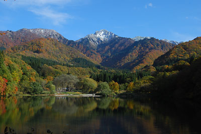 大源太湖からの大源太山正面です。