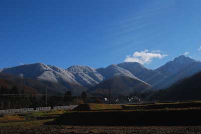 山々の新雪に朝陽が当たってとってもきれいです！