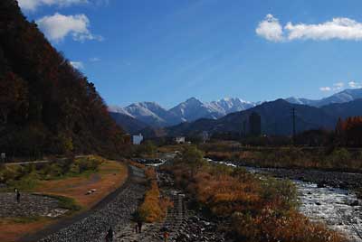 直売所の帰りの魚野川からの雪景色です。