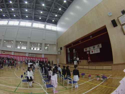 午前中は、小学校。