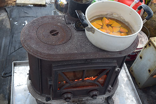 カボチャを煮込んでいます。