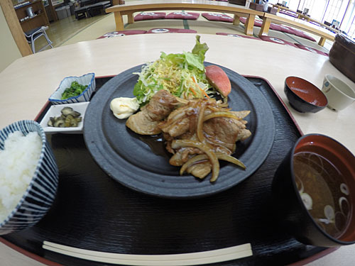 お昼は、ショウガ焼き定食。