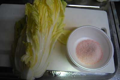 ヒマラヤの岩塩の「赤塩」を使って塩漬けにします。