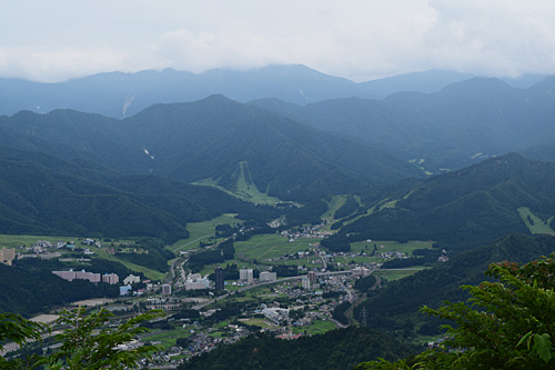 下界の湯沢町が一望出来ました。