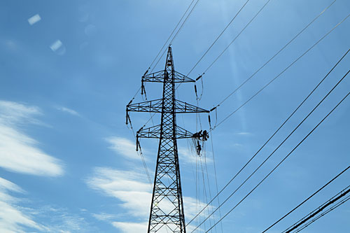 送電線のガイシの取替作業。