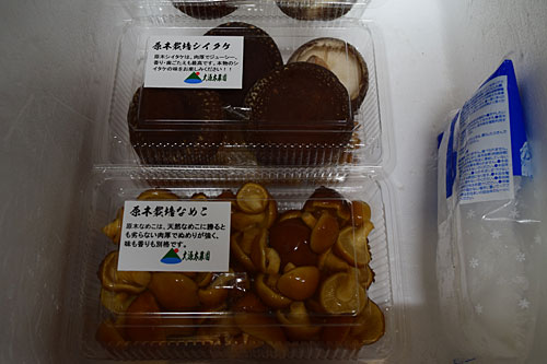 直売所にナメコとシイタケを出品
