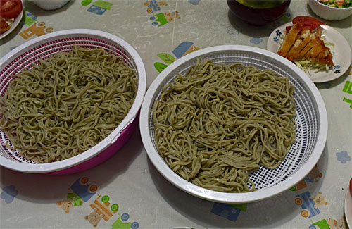 新蕎麦の差し入れを頂きました。