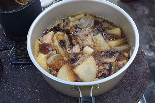 ナメコ汁を煮込んでいます。
