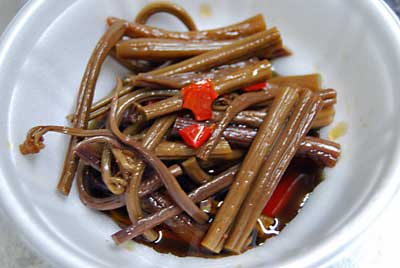 旬のワラビには、かないませんが香りと食感はいい感じに仕上がりました。