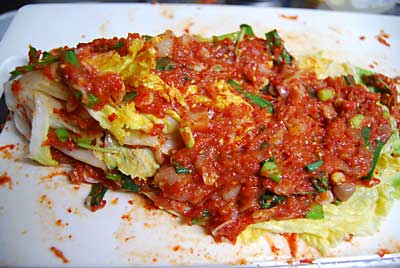 ヤンニョムをたっぷり白菜の葉の間に挟み込みます。