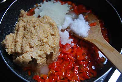 残りの調味量を入れて、焦がさないように強火から中火で、水分を跳ばします。