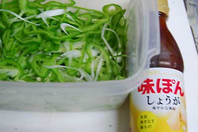 神楽なんばんと柔肌ネギを味ぽん（ショウガ入り）で漬けてみました。