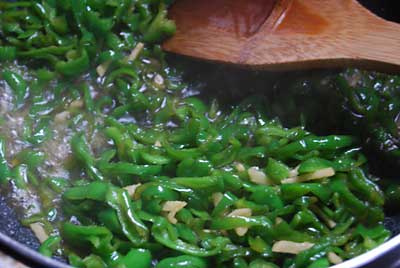 刻んだショウガと調味料を入れて炒めます。