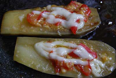 白ナスをバターで焼いて神楽なんばん味噌とマヨネーズをのせたおつまみです。