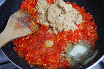 軽く炒めたら、火を止めて調味料等を入れます。