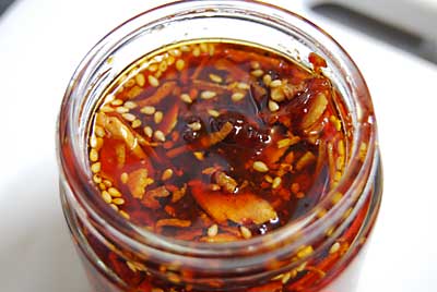 神楽なんばんの唐辛子を使っての「食べるラー油」です。