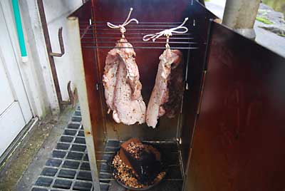 鶏肉の燻製作りを午後からしました。