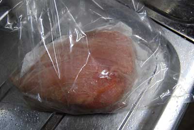 ビニール袋に入れて冷蔵庫で８時間程度保管します。