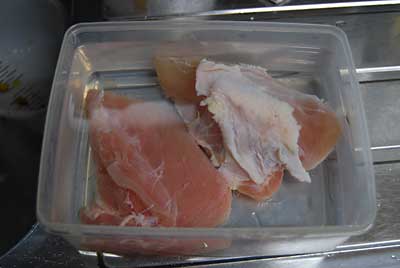鶏肉を３時間ほど水にさらして塩抜きをします。