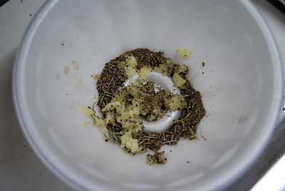 ニンニクをすって加え良く混ぜ合わせてから鶏肉に擦りこみます。