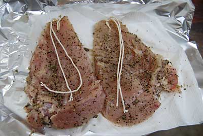 香辛料を擦りこんだら、スモーカーに吊すためのたこ糸を付けておきます。