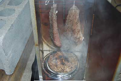 冷蔵庫から鶏肉を取り出し、スモーカーにセットします。