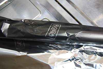焼き芋専用のアルミホイルは、表が黒くなっています。