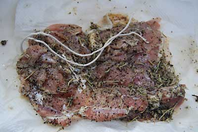 桜の枝のチップで作ったブロックで燻製を作ろうと鶏肉を仕込みました。