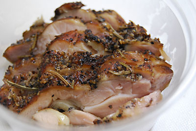 食べ頃サイズにカットして鶏肉の燻製の完成です。