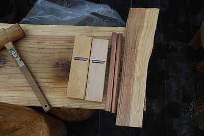 今日は外作業をお休みして、杉の木で箸を作っています。