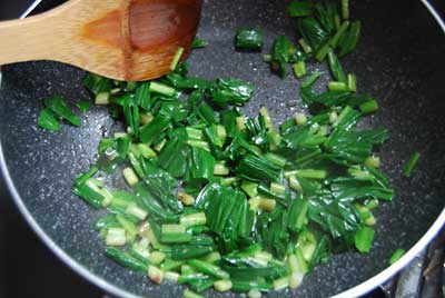 行者ニンニクを刻んでからごま油で炒めます。