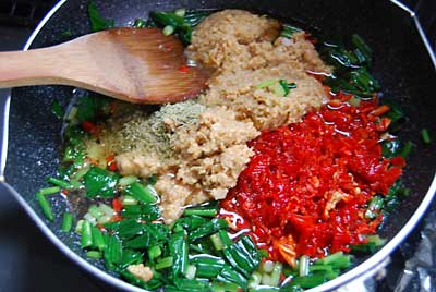 材料を全部いれて、強火で水分を飛ばします。