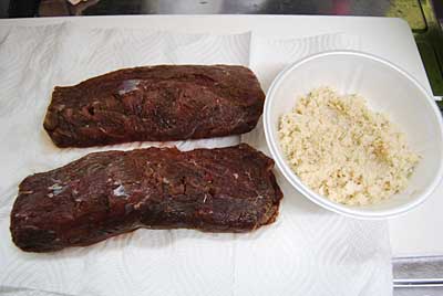 去年、猟師の従兄から貰って冷凍しておいた鹿肉を使って燻製を作ることにしました。