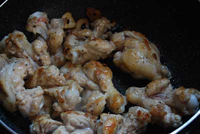 手順は省きますが、手羽元をフライパンで焼き色をつけます。