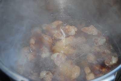 圧力鍋に入れてアクをすくってから、調味料を加えて圧力釜で１５分煮込みます。