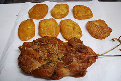 昨日、仕込んだ燻製が完成しました。