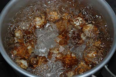 皮を剥くため、お湯に入れて３分ほど茹でます。