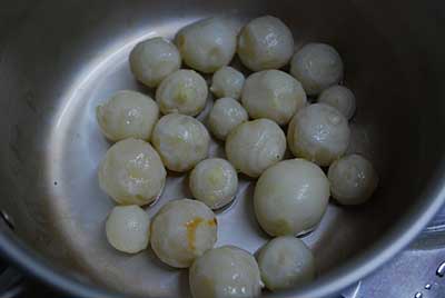 茹でたチビ里芋を冷水に入れてから皮を剥きます。