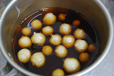 チビ里芋が隠れるくらいにして１５分茹でます。
