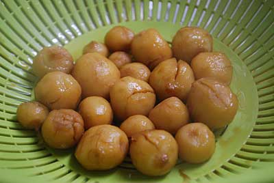 だし汁をザルに入れて切ります。