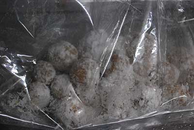 チビ里芋をビニール袋に入れた片栗粉にまぶします。