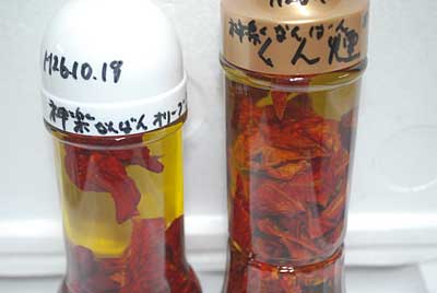 さっそく、燻煙した神楽南蛮をオリーブオイル漬けにしました。