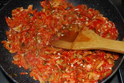 サラダ油を大さじ２杯入れて、刻んだ神楽なんばんを軽く炒めます。