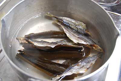 たっぷりの出汁で漬け汁を作ります。