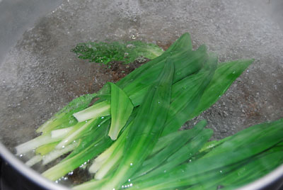 一つまみの塩を入れてから沸騰させた鍋に約１分間入れて茹でます。