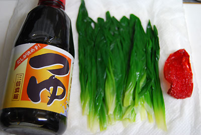 市販のめんつゆ（三倍濃縮）と干神楽なんばん（唐辛子でも可）で漬けこみます。