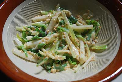 味噌とゴマ、マヨネーズで調味料を作って混ぜてできあがりです