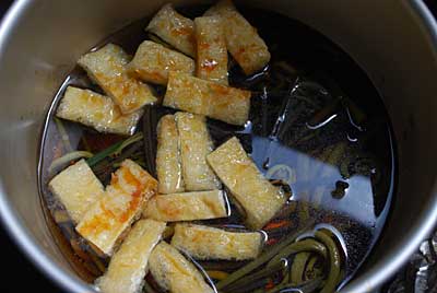 さっそく油揚げを入れて煮込みました。