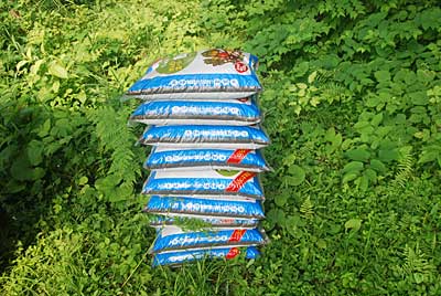 １５ｋｇ入の汚泥発酵肥料を１０袋で、１５０ｋｇ撒くことにしました。