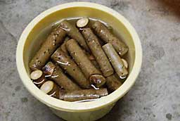 水洗いをして汚れや細菌を取り除きます